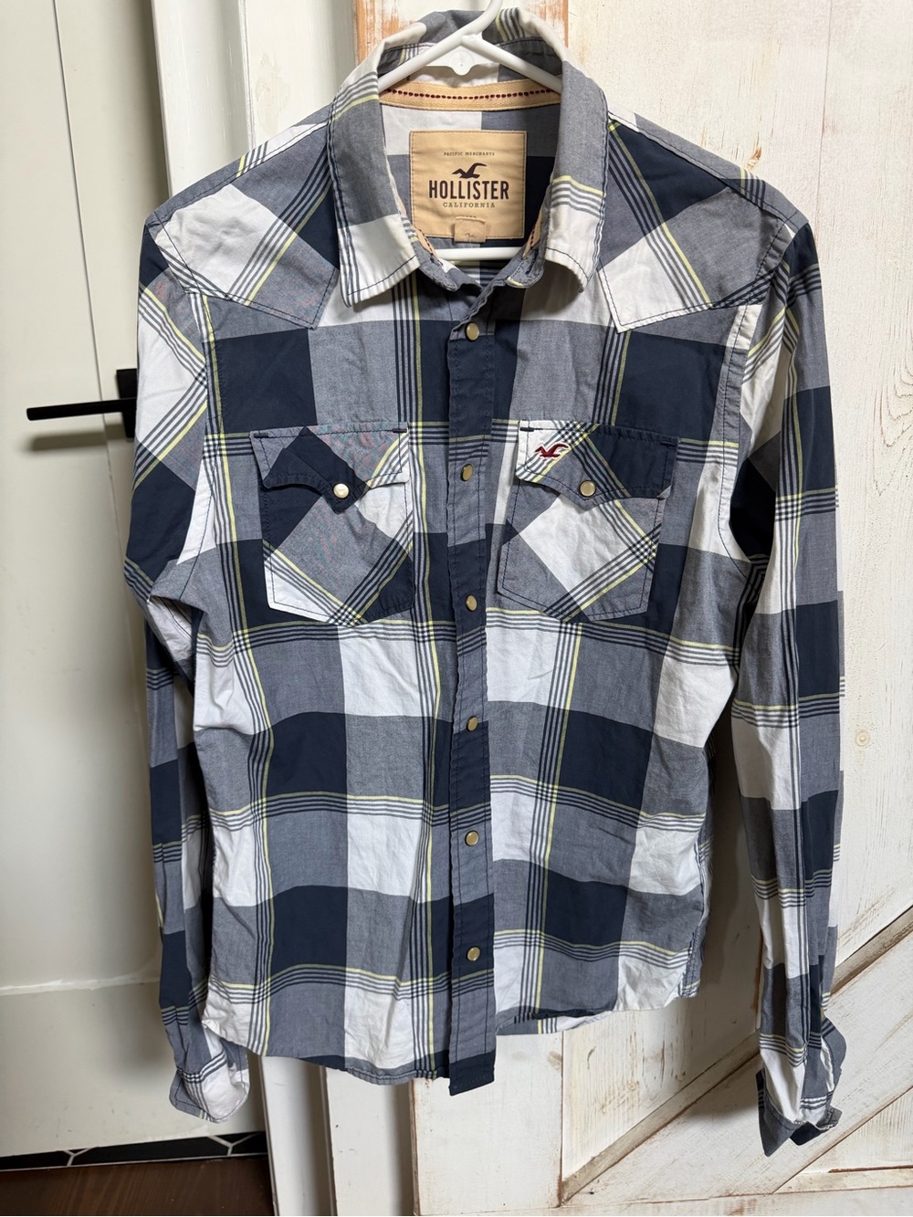 Hollister Men's Navy, White & Gray Plaid Button-Down Shirt 0260